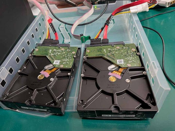 不良セクタが発生したHDDを専用機器で精密なクローンディスクを作成しているところ